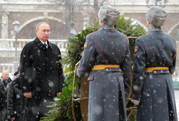 Russian President Vladimir Putin at the wreath-laying ceremony at the Tomb of the Unknown Soldier wall on Defender of the Fatherland Day, February 23, 2017. - Sputnik International