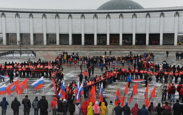 Participants in a solemn rally in Victory Park on Poklonnaya Hill in Moscow, organized in honor of the Day of the Unknown Soldier, line up in the shape of a star. - Sputnik International