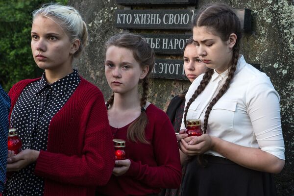 Citizens at the all-Russian event &quot;Candle of Memory&quot; at the Memorial Complex &quot;Mass Grave and Tomb of the Unknown Soldier with the Eternal Flame of Glory&quot; in Petrozavodsk. - Sputnik International