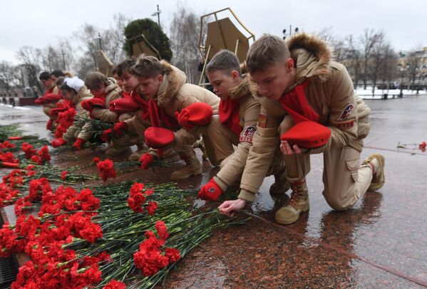 Members of the Yunarmiya (lit. Young Army) public movement lay flowers at the Tomb of the Unknown Soldier on the Defender of the Fatherland Day. - Sputnik International
