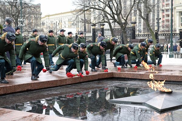 Military personnel at the flower-laying ceremony at the Tomb of the Unknown Soldier in the Alexander Garden near the Kremlin Wall, February 23, 2022. - Sputnik International