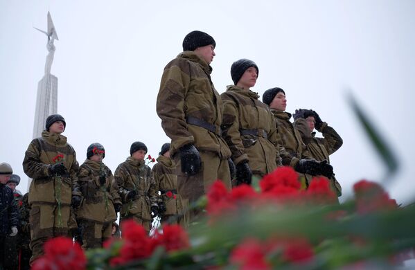 Youth participate in the commemorative events dedicated to the Unknown Soldier Day in Glory Square in Samara. The Monument of Glory is seen behind their backs.  - Sputnik International