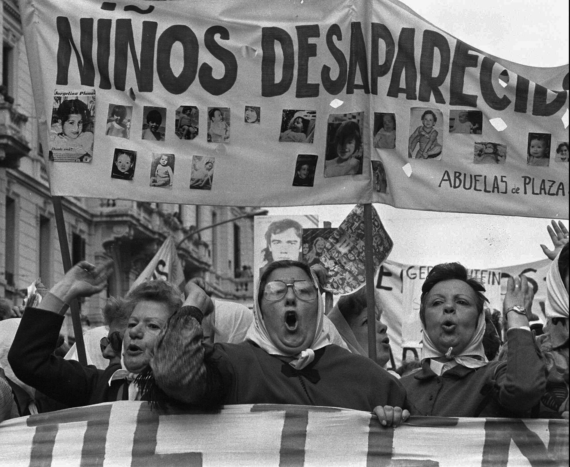FILE - In this in December 1979 file photo, Argentina's Mothers of Plaza de Mayo human rights group, whose children have disappeared, march in Buenos Aires's Plaza de Mayo. About 9,000 people were ultimately killed or disappeared during Argentina’s 1976-1983 dictatorship, according to an official accounting after democracy returned. Human rights activists believe the real number was as high as 30,000. The dead were not only those involved in the armed conflict, but journalists, dissidents, unionists and citizens caught in the crossfire. - Sputnik International, 1920, 03.12.2023