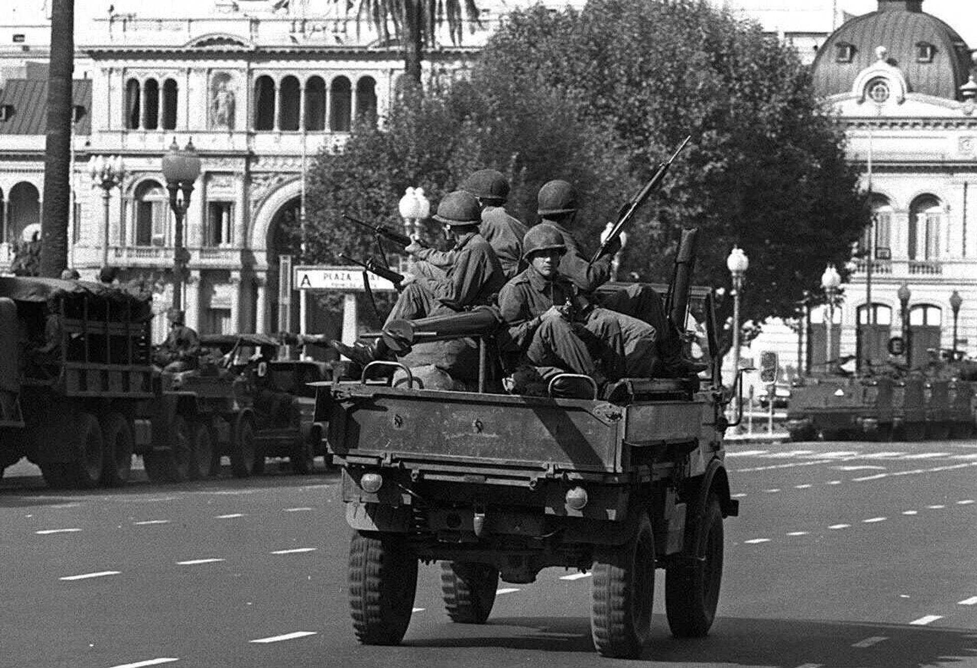 Army soldiers patrol the Buenos Aires Plaza de Mayo on March 24, 1976 after a military coup led by Gen. Jorge Rafael Videla overthrew President Isabel Peron. During the dictatorship's so-called Dirty War, the armed forces waged a campaign against leftist and other political opponents that left at least 9,000 poeple killed or disappeared, by the government's count. Human rights groups put the figure closer to 30,000. The extent of abuses was made public after Argentina returned to democracy in 1983. - Sputnik International, 1920, 03.12.2023