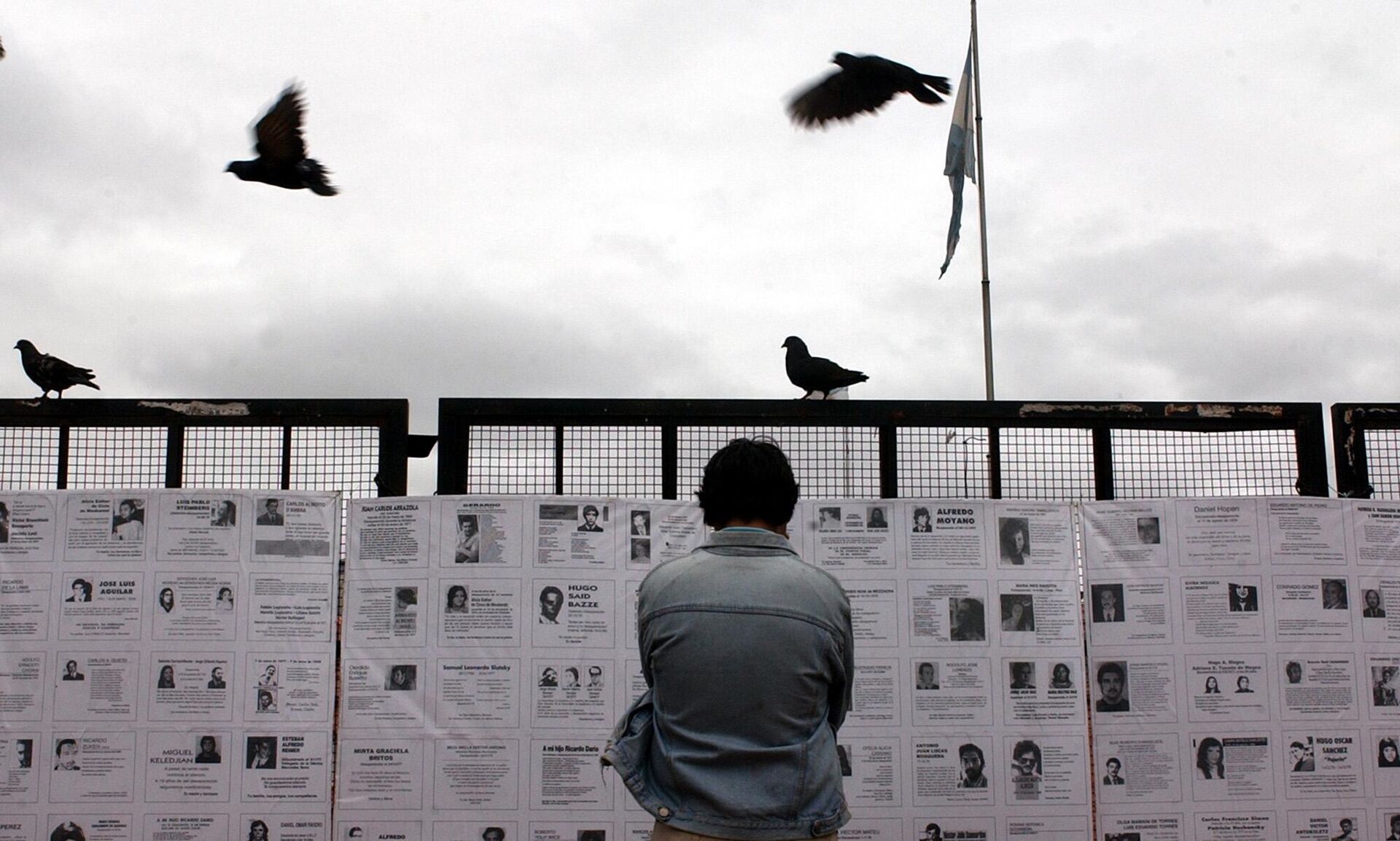 An unidentified man looks at the pictures of people disappeared during the last Argentine dictatorship (1976-1983)in Buenos Aires, Argentina, Thursday Dec.4, 2003. Human Rights group Mothers of Plaza de Mayo organized a one day vigil to remember the victims of the dirty war. - Sputnik International, 1920, 03.12.2023
