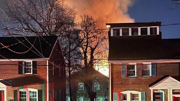 A home is seen exploding from a distance, Monday night, Dec. 4, 2023, in Arlington, Va. - Sputnik International
