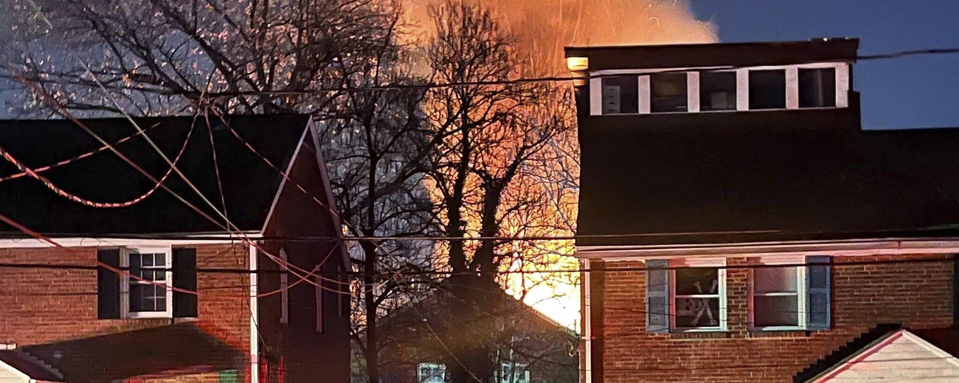 A home is seen exploding from a distance, Monday night, Dec. 4, 2023, in Arlington, Va. - Sputnik International, 1920, 05.12.2023