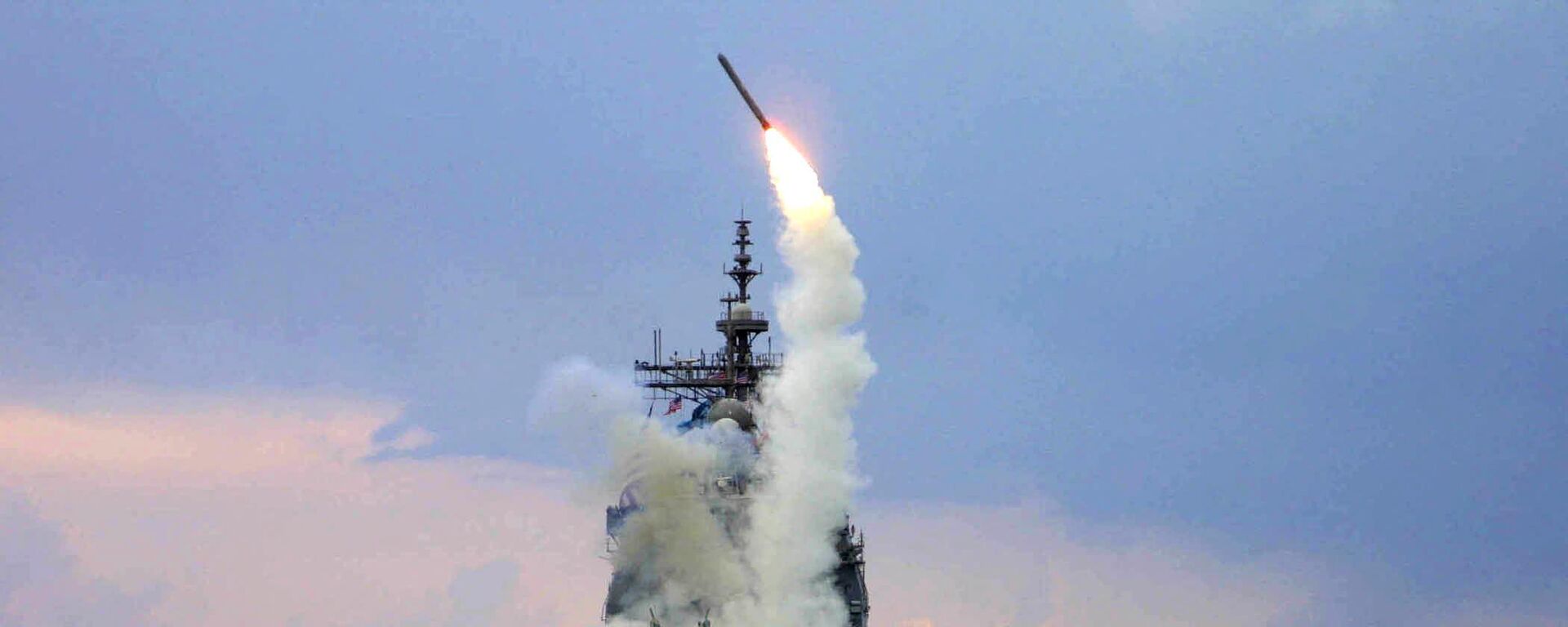 This US Navy handout photo released 23 March 2003 shows a US Navy Tomahawk Land Attack Missile (TLAM) being launched from the guided missile cruiser USS Cape St. George, 23 March 2003, in the Mediterranean Sea. - Sputnik International, 1920, 05.12.2023