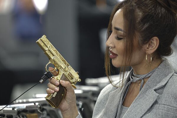 A visitor from Kazakhstan tests a gun during the opening day of the 3rd edition of the Egypt Defence Expo. - Sputnik International