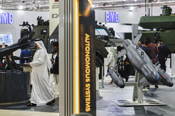 Visitors walk next to weapons displayed during the opening day of the 3rd edition of the Egypt Defence Expo (EDEX-2023). - Sputnik International