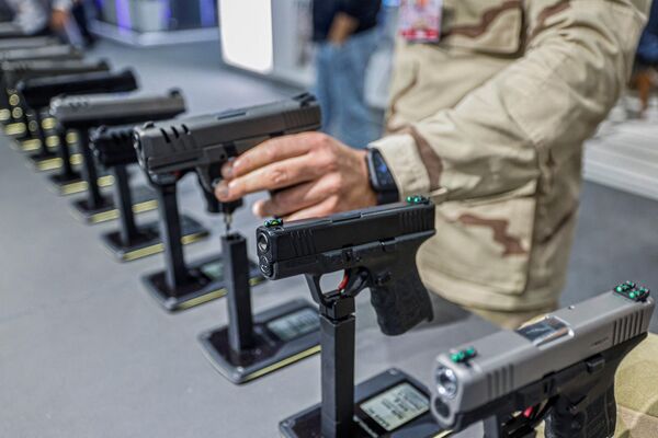 An Egyptian Army officer tests a pistol. - Sputnik International