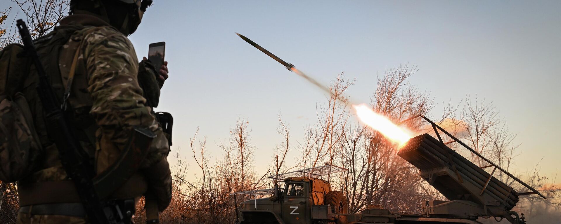 Russian servicemen fire a BM-21 Grad multiple rocket launcher towards Ukrainian positions in the course of Russia's military operation in Ukraine, at the unknown location in the Donetsk People's Republic, Russia. - Sputnik International, 1920, 07.03.2024