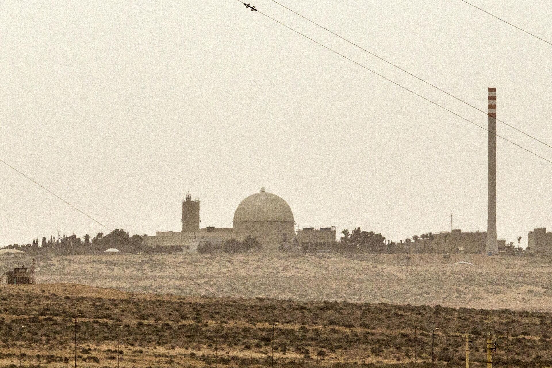 A picture taken on March 8, 2014 show a partial view of the Dimona nuclear power plant in the southern Israeli Negev desert.  - Sputnik International, 1920, 05.12.2023