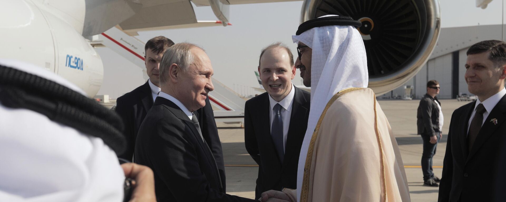 Russian President Vladimir Putin during a meeting at Abu Dhabi airport. Right: UAE Foreign Minister Sheikh Abdullah bin Zayed Al Nahyan. - Sputnik International, 1920, 07.12.2023