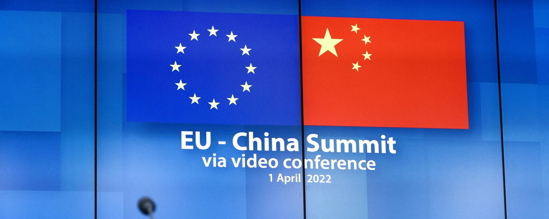 This picture taken on April 1, 2022 in Brussels shows European and China flags in a press room after a virtual summit with China's President - Sputnik International, 1920, 07.12.2023