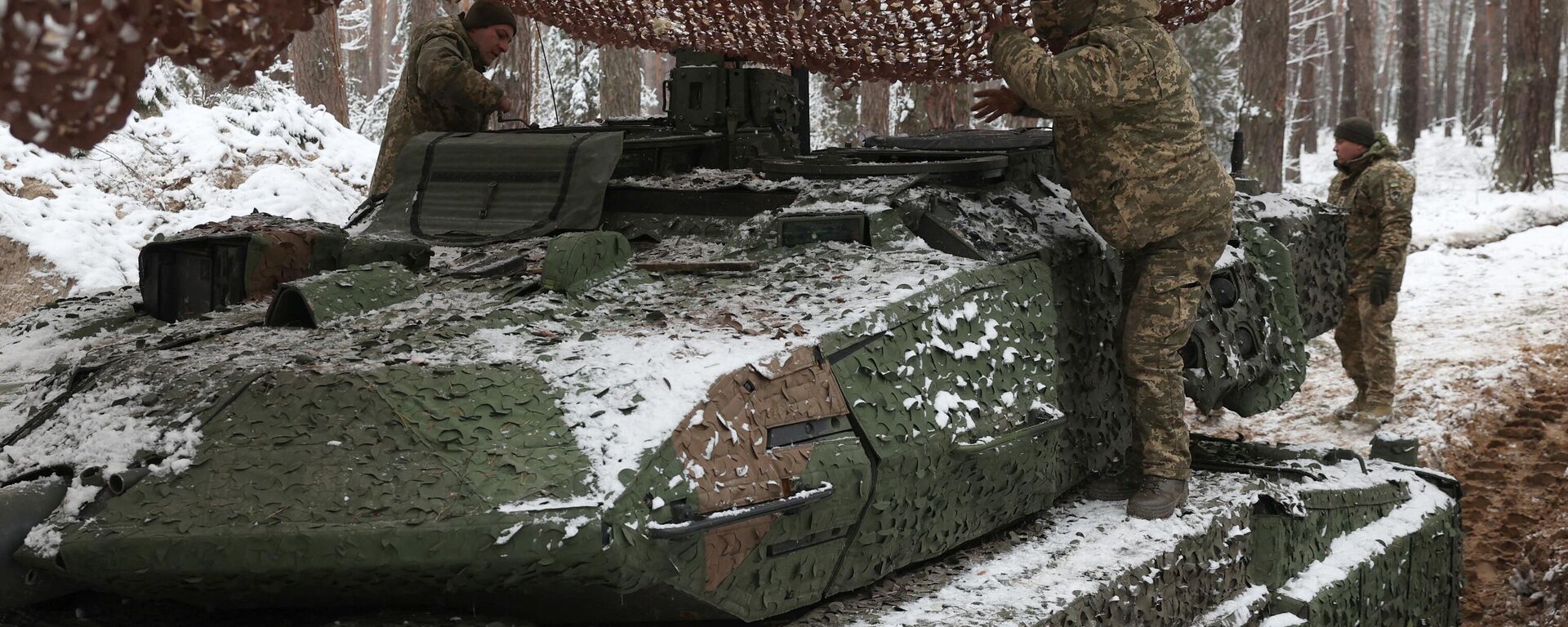 Ukrainian tank crew members of the 21st Mechanized Brigade stands on a snow covered German made Leopard 2A5 battle tank near the front line in an undisclosed location in the Lyman direction of the Donetsk region, on November 21, 2023 - Sputnik International, 1920, 07.12.2023
