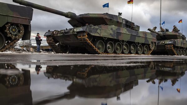 German army main battle tanks Leopard 2A6 are parked prior to the start of a rehearsal for the Armed Forces Day military parade marking the 105th anniversary of the Lithuanian military on Armed Forces Day in Vilnius, Lithuania, Friday, Nov. 24, 2023.  - Sputnik International