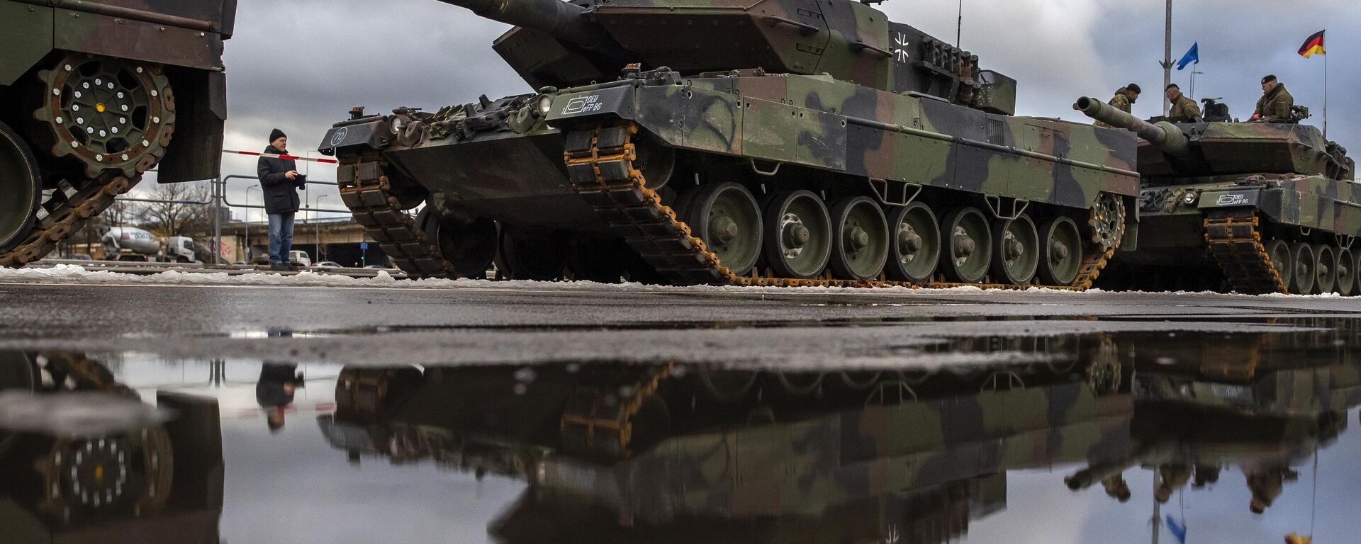 German army main battle tanks Leopard 2A6 are parked prior to the start of a rehearsal for the Armed Forces Day military parade marking the 105th anniversary of the Lithuanian military on Armed Forces Day in Vilnius, Lithuania, Friday, Nov. 24, 2023.  - Sputnik International, 1920, 08.12.2023