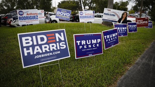 Campaign signs are seen at Westchester Regional Library in Miami, Florida on October 19, 2020 - Sputnik International