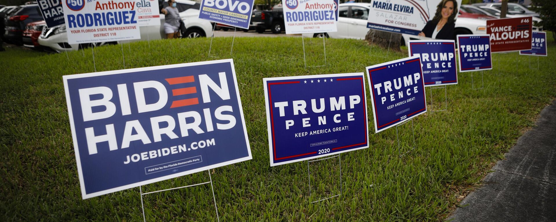 Campaign signs are seen at Westchester Regional Library in Miami, Florida on October 19, 2020 - Sputnik International, 1920, 08.12.2023