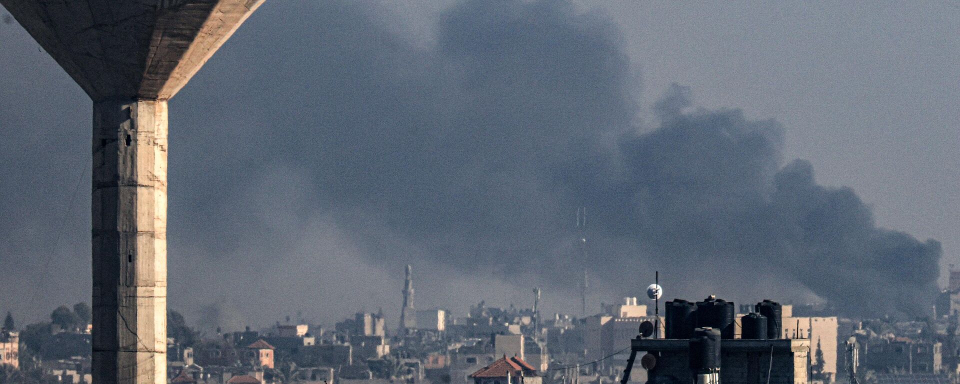 A picture taken from Rafah shows smoke billowing above buildings during Israeli bombardment on Khan Yunis in the southern Gaza Strip on December 9, 2023. - Sputnik International, 1920, 09.12.2023