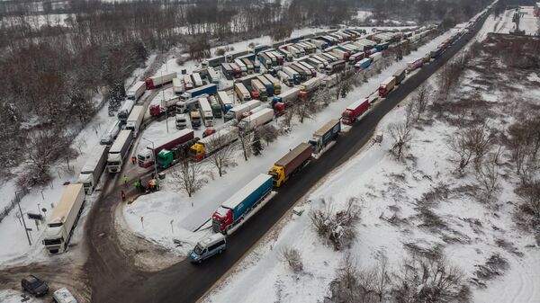 This aerial view shows Ukrainian trucks on the parking lot next to Korczowa Polish-Ukrainian border crossing, on December 5, 2023 - Sputnik International