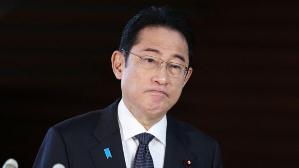 Japan's Prime Minister Fumio Kishida responds to reporters' questions upon his arrival at the prime minister's office on December 11, 2023 - Sputnik International