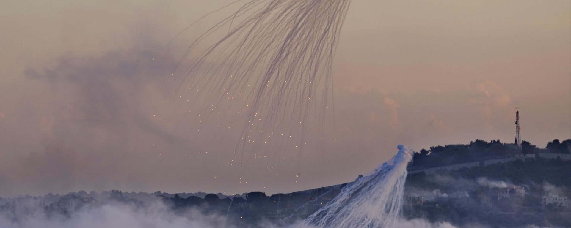 Shells that appears to be white phosphorus from Israeli artillery explode over Dahaira, a Lebanese border village with Israel, south Lebanon, on Oct. 16, 2023. - Sputnik International, 1920, 12.12.2023