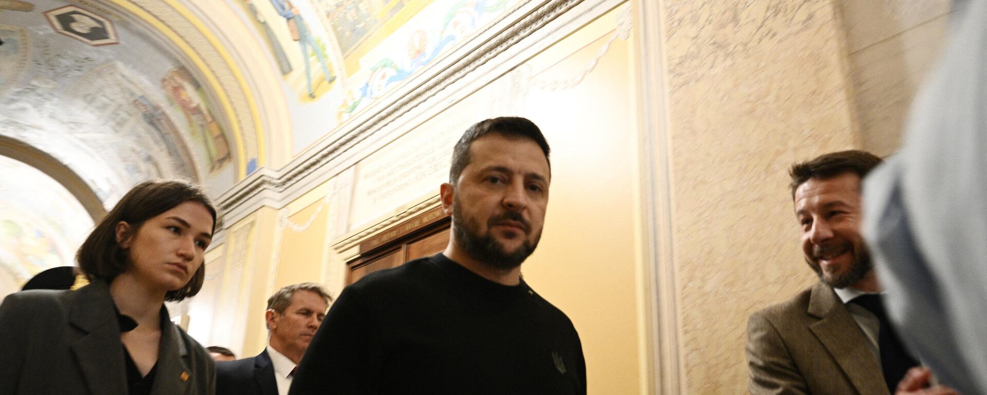 Ukrainian President Volodymyr Zelensky  walks through the US Capitol as he meets with lawmakers on Capitol Hill in Washington, DC, on December 12, 2023. - Sputnik International, 1920, 12.12.2023