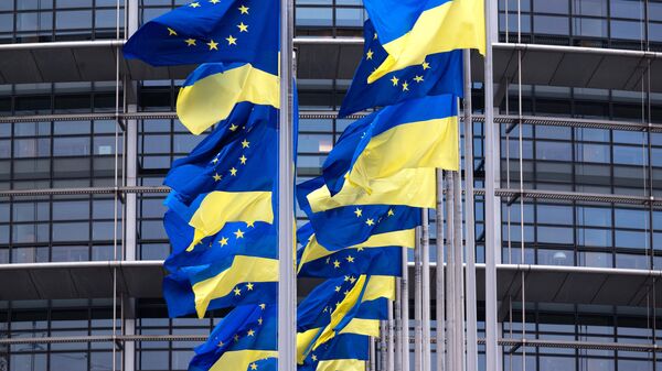  European Union's and Ukrainian flags fluttering outside the European Parliament in Strasbourg, eastern France. - Sputnik International