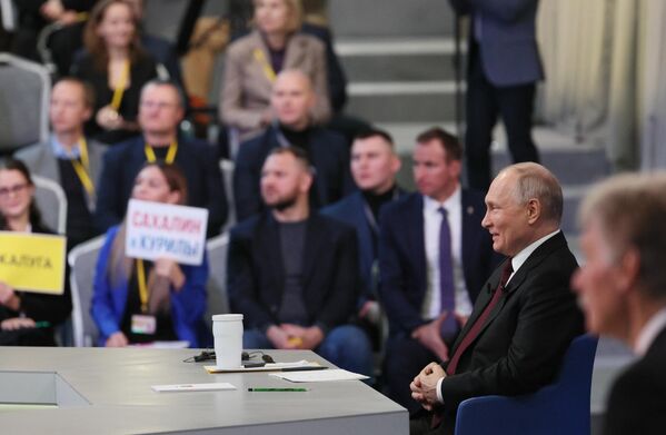 On December 24, 2001, Russian President Vladimir Putin spoke live to Russians for the first time. - Sputnik International