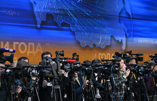 The longest Direct Line was held in 2013, lasting 4 hours and 47 minutes. During this time, Putin answered 85 questions out of more than three million. The number of viewers of the broadcast over 20 years has changed constantly. The record number - 8.3 million people - occurred during the Direct Line in 2015. - Sputnik International