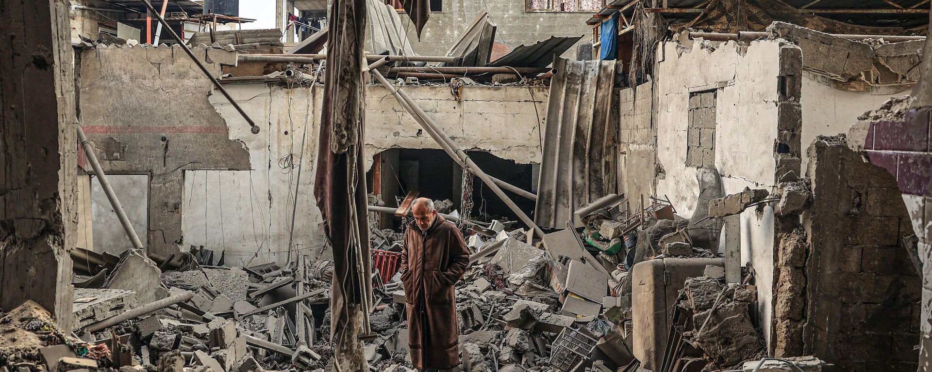 A Palestinian man walks amidst debris following Israeli bombardment in Rafah, in the southern Gaza Strip on December 14, 2023. - Sputnik International, 1920, 31.12.2023