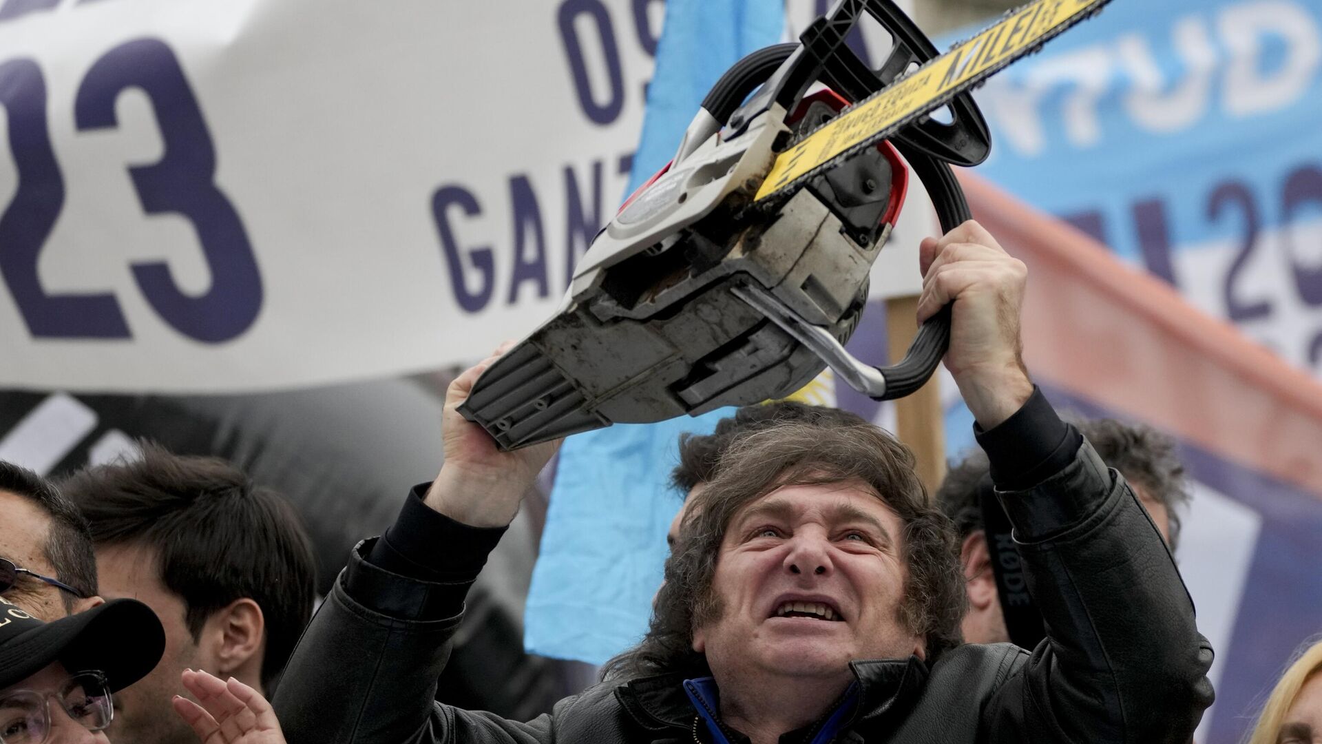 Javier Milei brandishes a chainsaw during a campaign event in La Plata, Argentina, Tuesday, Sept. 12, 2023.  - Sputnik International, 1920, 14.12.2023