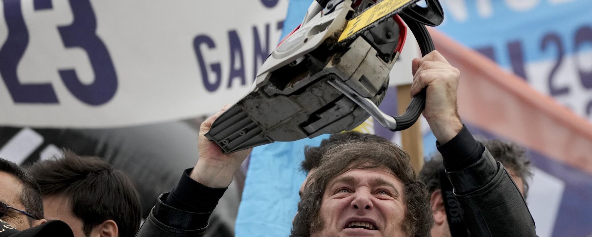 Javier Milei brandishes a chainsaw during a campaign event in La Plata, Argentina, Tuesday, Sept. 12, 2023.  - Sputnik International, 1920, 29.12.2023