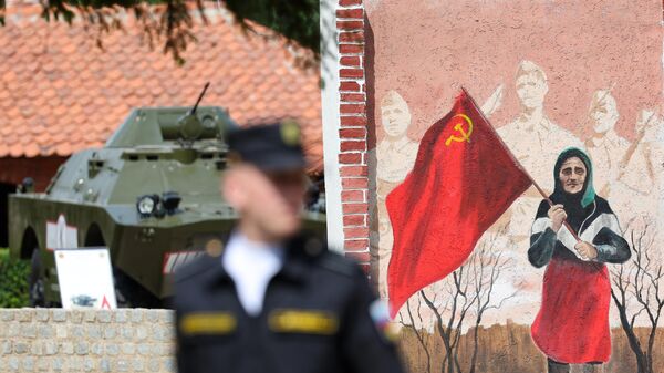 Viral mural dedicated to Ukrainian woman who greeted Ukrainian soldiers with an old Soviet flag, mistaking them for Russian soldiers, at Patriot Park in Kaliningrad region. June 2023. - Sputnik International