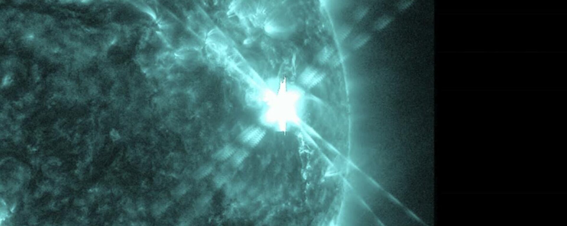 This photo provided by NASA’s Solar Dynamics Observatory captured this image of a solar flare, as seen in the bright flash in the upper right, on Thursday, Dec. 14, 2023.  - Sputnik International, 1920, 15.12.2023