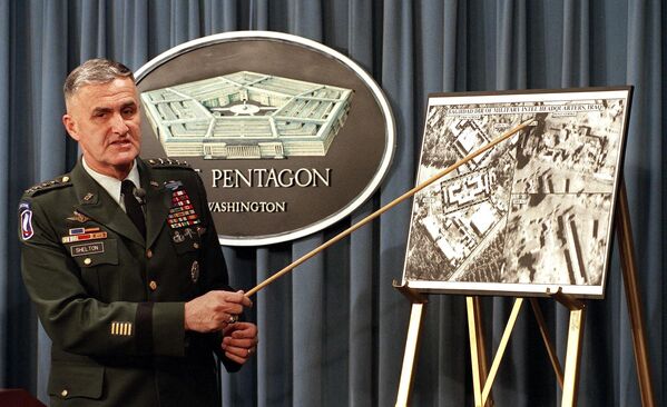 US Chairman of the Joint Chiefs of Staff General Hugh Shelton addresses a news briefing at the Pentagon in Washington, DC, using a satellite image to show damage done to the headquarters of Iraqi military intelligence in the missile attack on Iraq. - Sputnik International