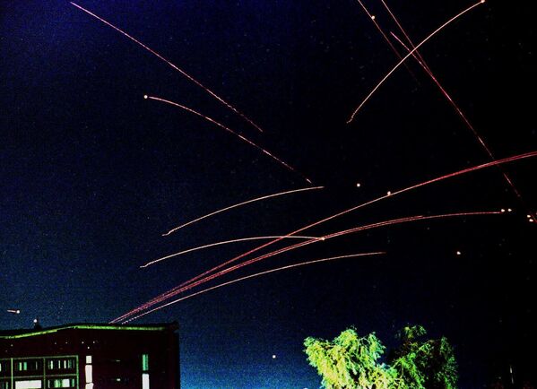 Red tracers of Iraqi anti-aircraft fire light the sky over Baghdad on the first day of the Muslim holy month of Ramadan and the fourth wave of US missile attacks in Iraq. - Sputnik International