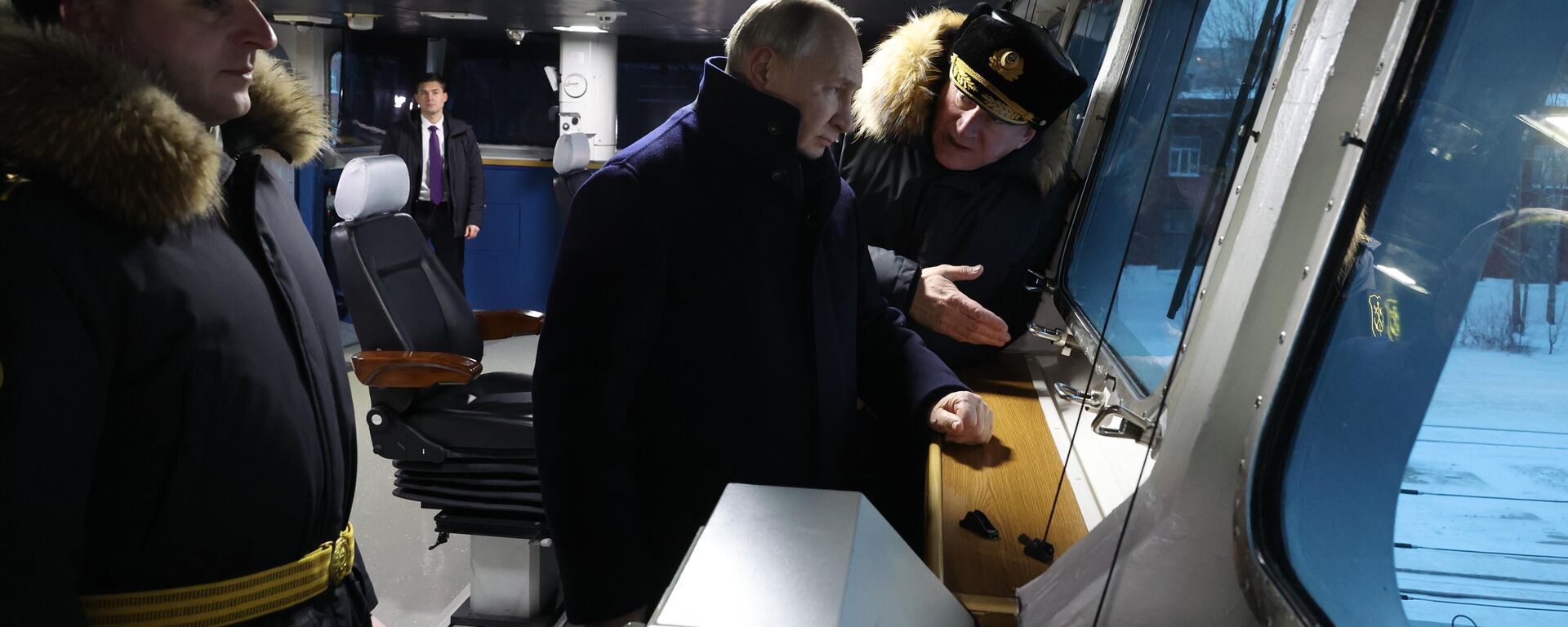 Russian President Vladimir Putin pays a visit to Severodvinsk, northern Russia to inspect new Russian warships and submarines armed with hypersonic weaponry. December 11, 2023. Speaking to Putin is Admiral Nikolai Yevmenov, Commander-in-Chief of the Russian Navy. - Sputnik International, 1920, 07.05.2024