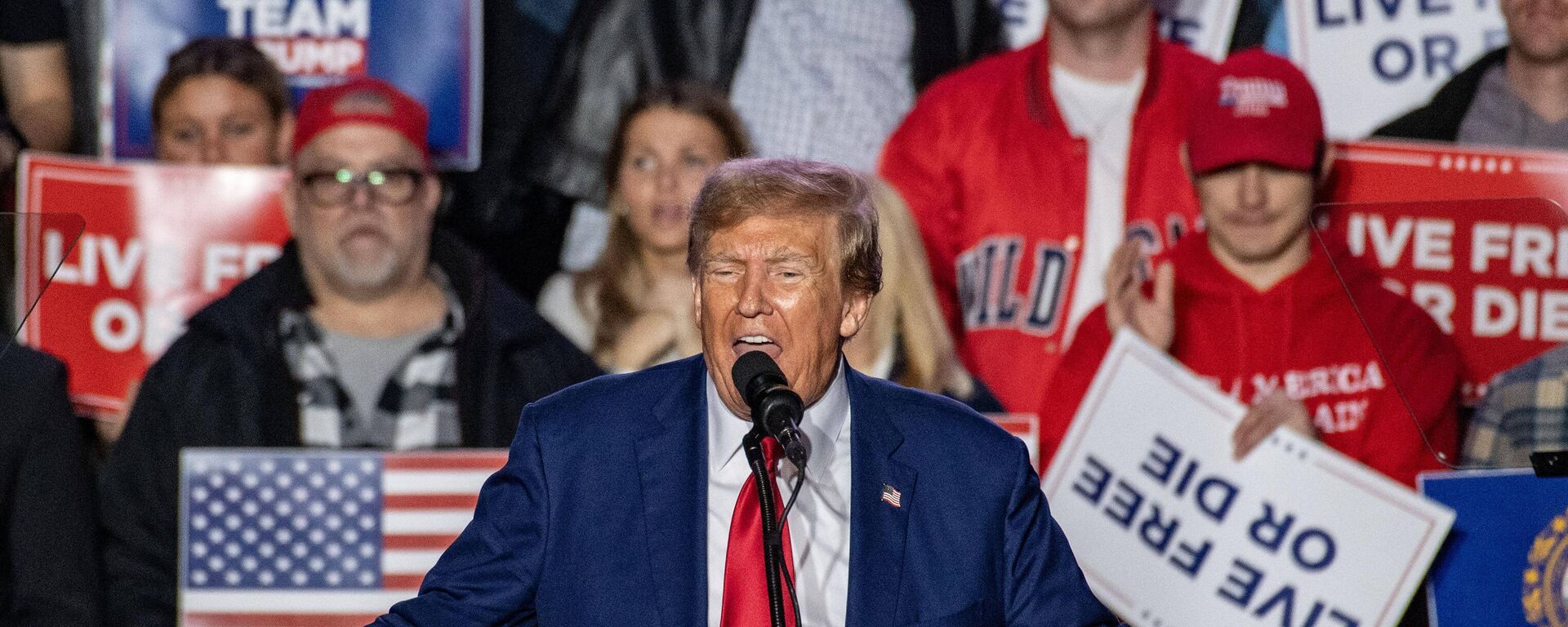 Former US President and 2024 Republican presidential hopeful Donald Trump speaks during a campaign rally at the University of New Hampshire's Whittemore Center Arena in Durham, New Hampshire, on December 16, 2023 - Sputnik International, 1920, 16.12.2023