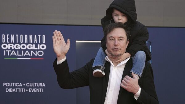 Tesla and SpaceX's CEO Elon Musk arrives, holding one of his children on his shoulders, at the annual political festival Atreju, organized by the Giorgia Meloni's Brothers of Italy political party, in Rome, Saturday, Dec. 16, 2023.  - Sputnik International