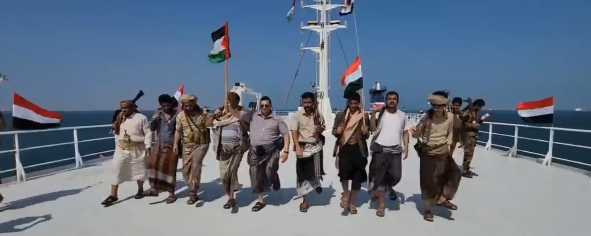 Houthis do their traditional war dance aboard the Galaxy Leader after seizing the Israeli-owned ro-ro car transporter. Screengrab of social media video. - Sputnik International, 1920, 04.04.2024