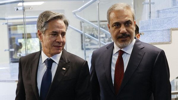 U.S. Secretary of State Antony Blinken (L) is welcomed by Turkish Foreign Minister Hakan Fidan prior to their meeting at the Ministry of Foreign Affairs in Ankara, on November 6, 2023 - Sputnik International