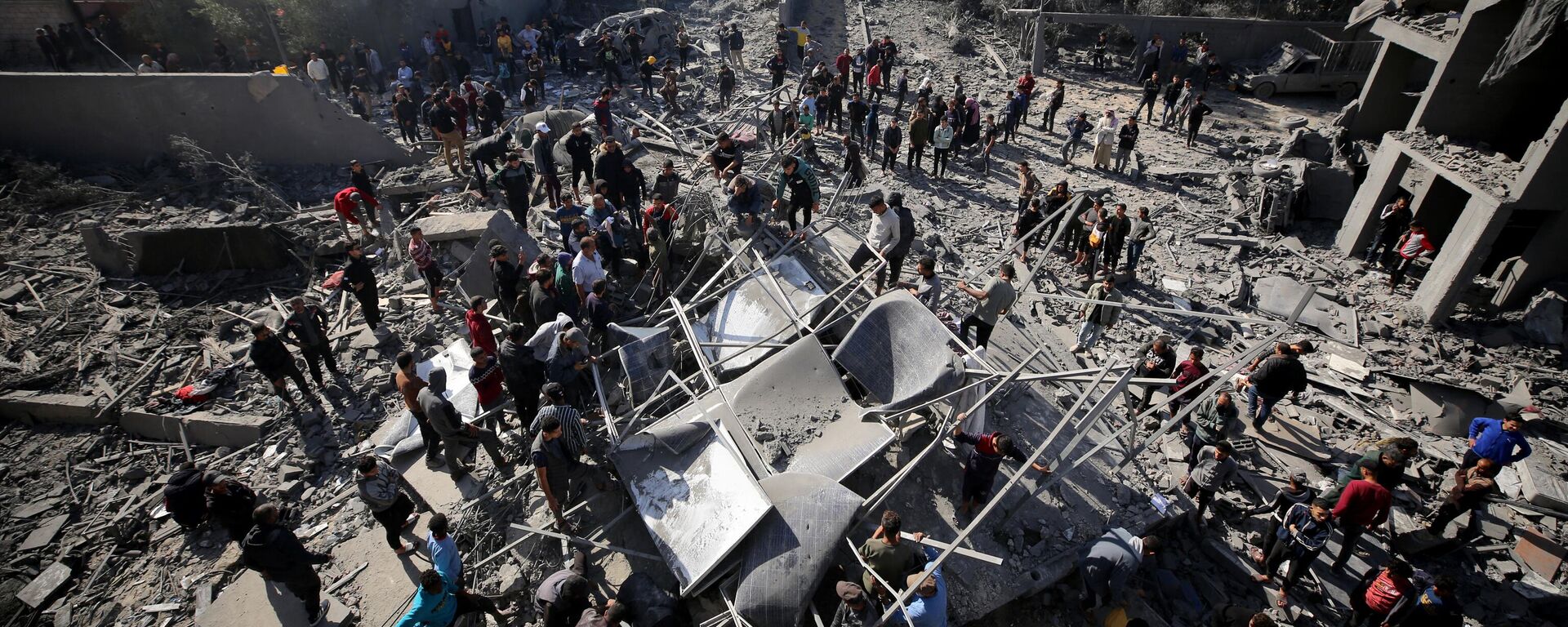 Palestinians search building rubble for survivors following Israeli strikes on al-Maghazi refugee camp in the central Gaza Strip on December 11, 2023, amid ongoing battles between Israel and the Palestinian Hamas movement - Sputnik International, 1920, 24.12.2023