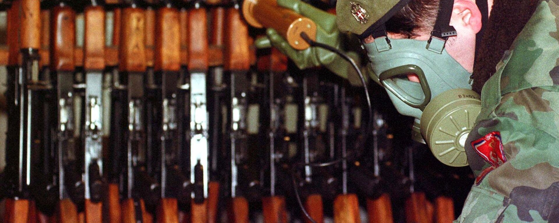 Bosnian Serb Army soldier measures levels of radiation on weapons and army equipment at a military factory in eastern Bosnian town of Bratunac, 40 miles (65 kms)  southeast of Tuzla, Bosnia-Herzegovina Wednesday, Jan. 17, 2001.  - Sputnik International, 1920, 27.05.2024