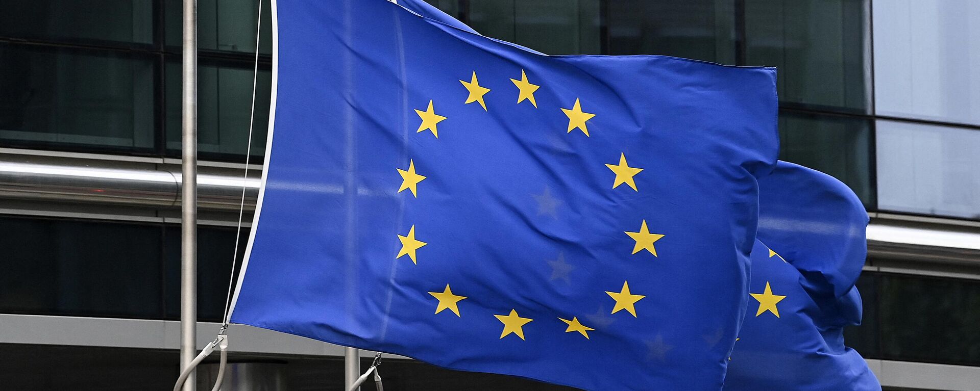A European flag flies at half-mast during a meeting of EU energy ministers to find solutions to rising energy prices at the EU headquarters in Brussels on Septembre 9, 2022, one day after the death of Britain's Queen Elizabeth II - Sputnik International, 1920, 16.01.2024