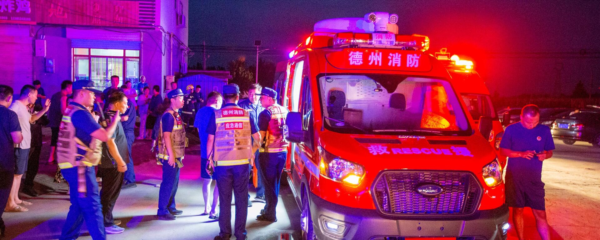 Rescuers gather on a street in Pingyuan county, Dezhou city, in China's eastern Shandong province, early on August 6, 2023, following a 5.4-magnitude earthquake that shook eastern China - Sputnik International, 1920, 18.12.2023