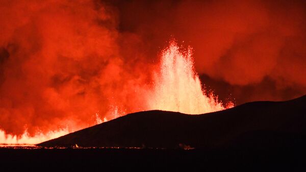 Flowing lava is seen during at a fissure on the Reykjanes peninsula 3km north of Grindavik, western Iceland on December 18, 2023 - Sputnik International