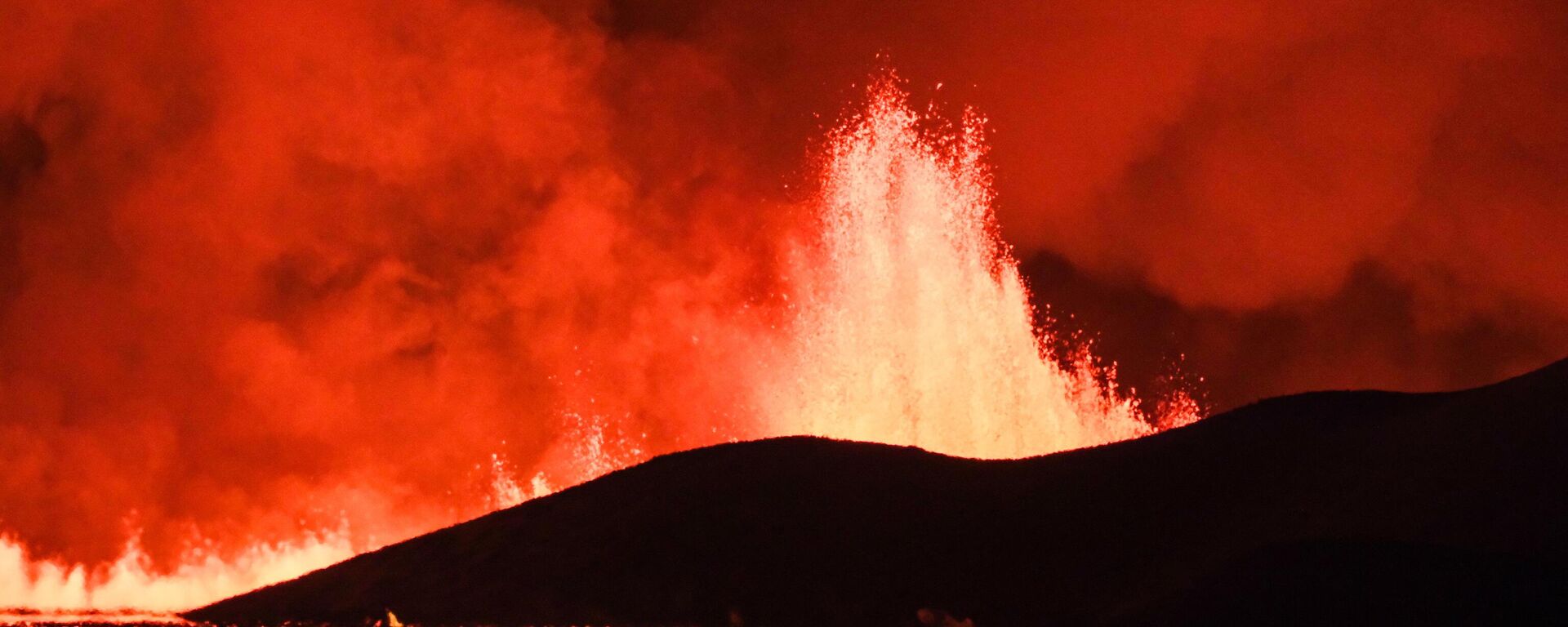 Flowing lava is seen during at a fissure on the Reykjanes peninsula 3km north of Grindavik, western Iceland on December 18, 2023 - Sputnik International, 1920, 19.12.2023